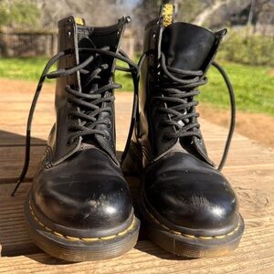 DR. MARTENS • BOOTS
Women • Good condition
